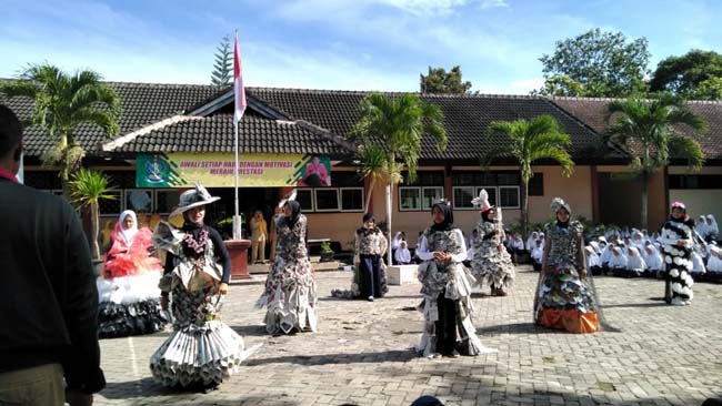 Ajari Murid Kreatif, SMPN 3 Genteng Gelar Peragaan Busana Kertas Koran