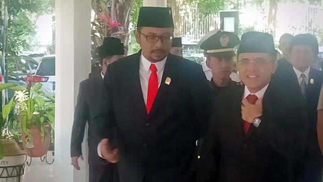 Ketua DPRD Banyuwangi I Made Cahyana Negara bersama bupati Banyuwangi Abdullah Azwar Anas di acara Paripurna pelantikan Pimpinan DPRD Banyuwangi, Kamis (19/9/2019) siang. (tut)