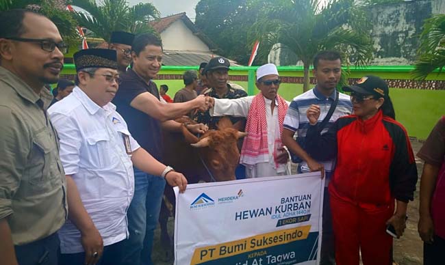 BERKURBAN : Direktur PT BSI Cahyono Seto ketika menyerahkan hewean kurban di masjid At Taqwa, Dusun Pancer, Desa Sumberagung, Kecamatan Pesanggaran, Minggu (11/8/2019) siang. (tut)