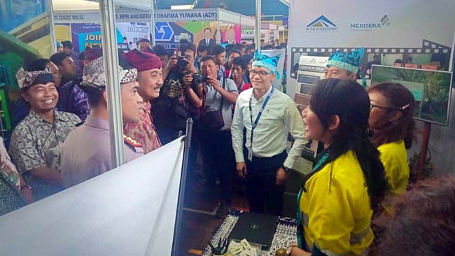 PELUANG : HRD PT BSI saat menyambut Wakil bupati Banyuwangi Yusuf Widyatmoko ketika mengunjungi stand BSI di Banyuwangi Career Expo, Kamis (5/9/2019) pagi. (tut)