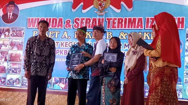 BANGGA : Peserta WB PKBM Mitra Tamansuruh, ketika menerima ijasah dari Kabid Dikmas, Nuriyatus Sholeha, bertempat di aula BUMDes, Desa Tamansuruh, Kecamatan Glagah, Minggu (18/8/2019) siang. (tut)