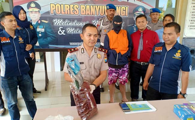 BB : Wakapolres Banyuwangi Kompol Andy Yudha saat melakukan pers realese atas dugaan pencabulan anak dibawah umur, bertempat di Mapolres Banyuwangi, Rabu (28/8/2019) siang. (ras)