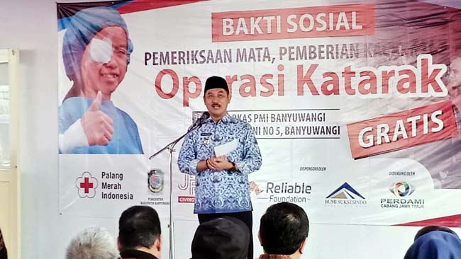 SAMBUTAN : Wakil Bupati Banyuwangi, Yusuf Widyatmoko saat memberi sambutan pengobatan penyakit katarak gratis di kantor PMI Banyuwangi, Selasa (17/9/2019) siang. (ras)