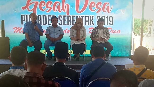 DESAKAN : Ketua Komisi 1 DPRD Kabupaten Banyuwangi, Ficky Septalinda dan Mantan Ketua KPU Banyuwangi, Samsul Arifin ketika memberikan paparan kepada anggota Asosiasi BPD terkait Pilkades serentak, bertempat di Agrowisata, Desa Yosomulyo, Kecamatan Gambiran, Minggu (21/7/2019) (tut)