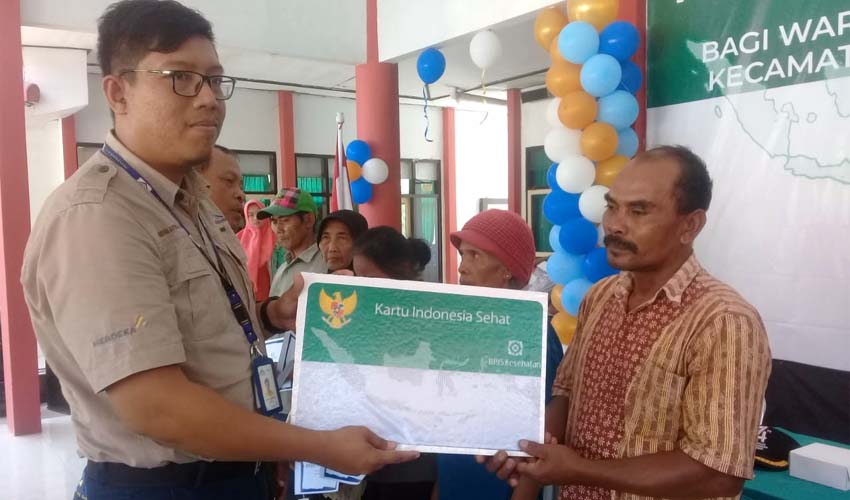 PERTAMA KALI DI INDONESIA : Warga Prasejahtera Kecamatan Pesanggaran yang mendapat bantuan pembayaran BPJS dari PT Bumi Suksesindo, bertempat di Pendopo Kecamatan Pesanggaran, Kamis (24/10/2019) siang. (tut)