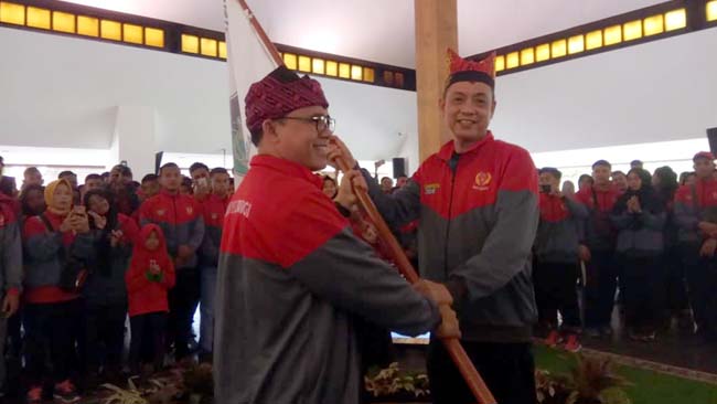 LEPAS : Bupati Banyuwangi Abdullah Azwar Anas ketika melepas 371 atlet yang akan berlaga di Porprov VI Jatim 2019. (tut)