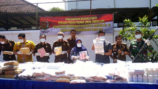 BAKAR : Saat prosesi pemusnahan barang bukti di Kejaksaan Negeri Banyuwangi, Kamis (11/7/2019) siang. (ras)