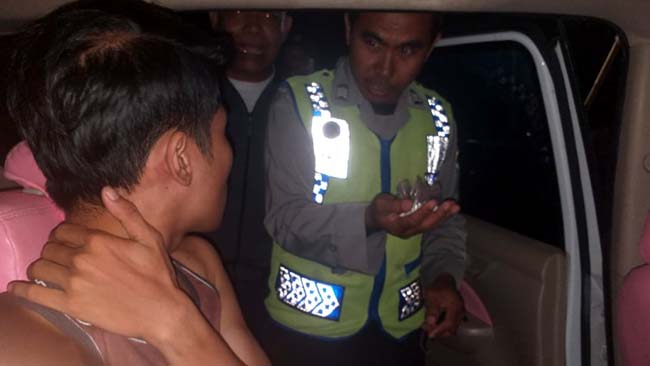 TANGKAP : Reskrim Polsek Purwoharjo ketika menangkap FP yang diduga menjadi pengedar pil T-rex, mahasiswa PTS di salah satu perguruan tinggi di Banyuwangi. (ist)