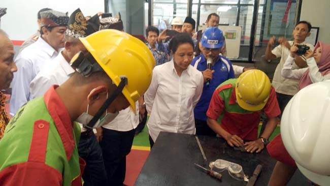 Caption : Menteri BUMN Rini Soemarno saat meninjau SMKN Glagah, Kabupaten Banyuwangi. (ras)