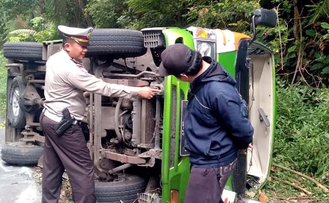 TP TKP : Anggota Satlantas Polres Banyuwangi ketika memeriksa kendaraan yang membawa 10 turis terguling dijalur Kawah Ijen, Jum'at (19/7/2019) siang