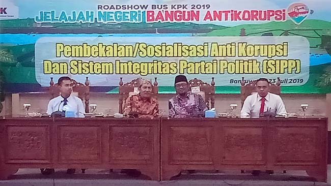 SOSIALISASI : Wakil Ketua KPK Saut Situmorang melakukan sosialisasi pencegahan tindak pidana korupsi didampingi Komisioner KPU, Dian Purnama, dan Ari Mustofa (baju putih) serta Ketua DPRD Banyuwangi, I Made Cahyana Negara, Selasa (23/7/2019) siang. (ras)