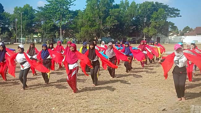 TERAMPIL : Ratusan pelajar SD hingga SMA/SMK kerika mengikuti seleksi Gandrung Sewu, bertempat di RTH Maroon, Kecamatan Genteng, Kamis (1/8/2019) siang. (tut)