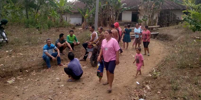 Warga dukuh Racak Dusun Cemoro Desa Balak, Kecamatan Songgon saat tidak bisa keluar akibat akses jalan satu-satunya ditutup oleh pemiliknya. (tut)