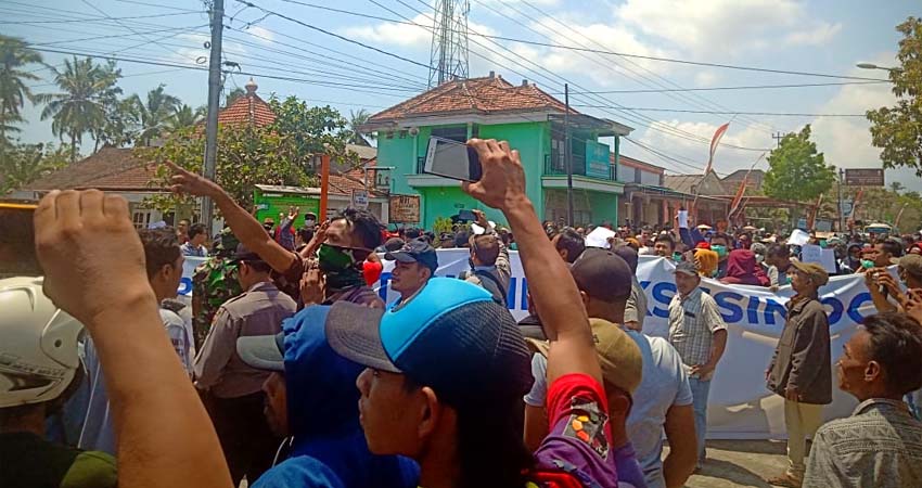 Dua kubu Pro dan Kontra Tambang Emas nyaris bentrok di depan kantor Desa Sumberagung, Kamis (28/11/2019) siang. (tut)