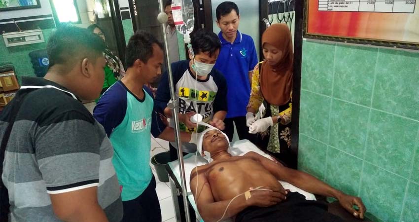 Sarina istri korban saat menunggu suaminya di RSUD Blambangan Banyuwangi, Jumat (28/11/2019) siang. (ras)
