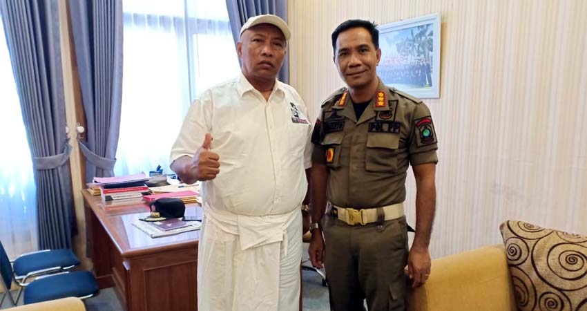 Wahyu Widodo alias Raja Sengon bersama Kasatpol PP Anacleto da Silva. (ras)