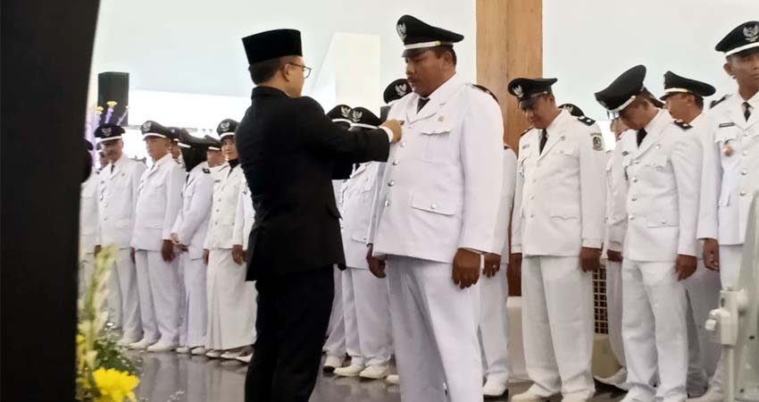 Sumawi saat dilantik Bupati Banyuwangi Abdullah Azwar Anas, bertempat di Pendopo Sabha Swagata Blambangan, Rabu (20/11/2019) siang. (tut)