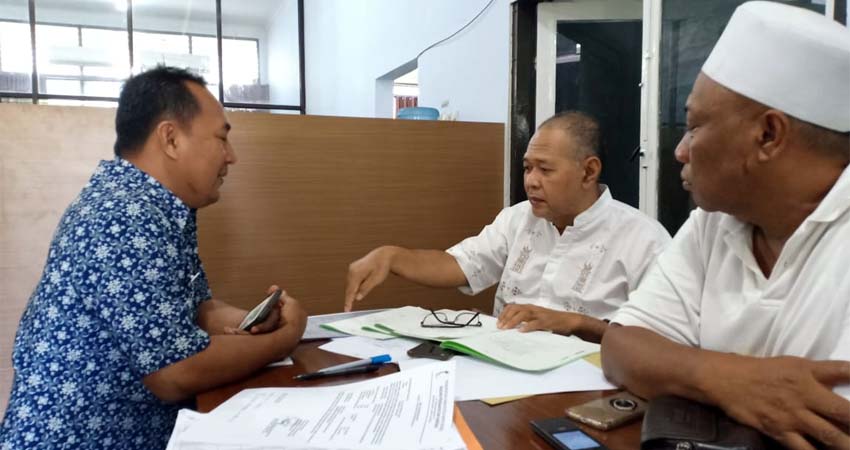 Raja Sengon dan H Harun saat klarifikasi mahal bea BPHTB di kantor Bapenda Banyuwangi, Jumat (6/12/2019). (ras)