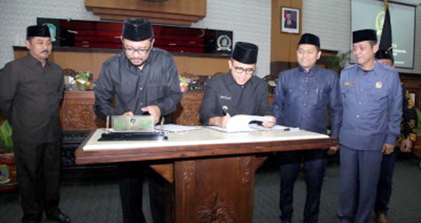 Cahyana Negara dan Bupati Banyuwangi Abdullah Azwar Anas saat menandatangani Perda APBD 2020. (ist)