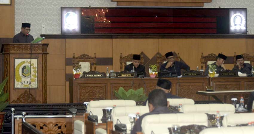 Ketua DPRD Banyuwangi I Made Cahyana Negara saat sidang paripurna pengajuan dua Raperda inisiatif DPRD Banyuwangi. (ist)