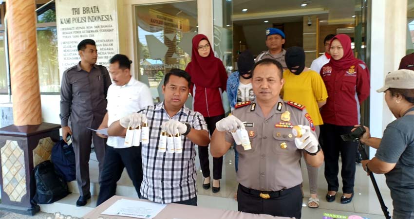 Kapolresta Banyuwangi AKBP Arman Asmara Syarifuddin saat menggelar pers realese pengungkapan kosmetik ilegal, bertempat di Mapolresta Banyuwangi, Selasa (3/12/2019) siang. (ras)