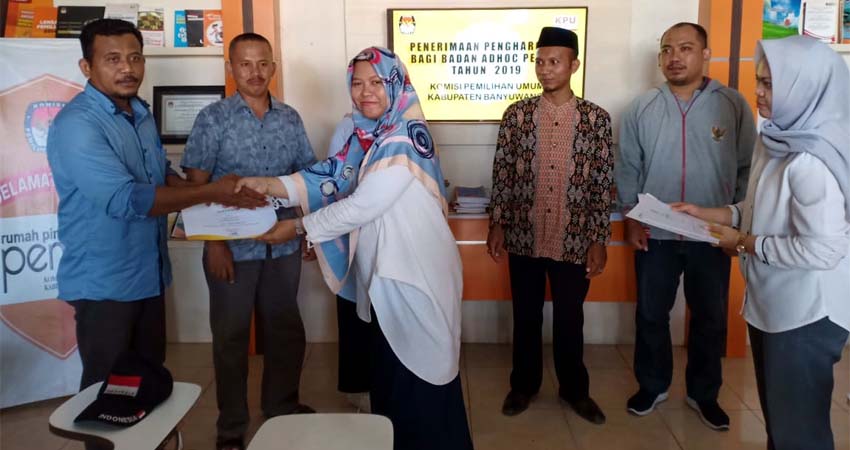 Ketua KPU Banyuwangi Dwi Anggraeni saat memberikan penghargaan kepada Badan Adhoc, bertempat di kantor KPU Banyuwangi, Selasa (3/12/2019) siang. (ras)