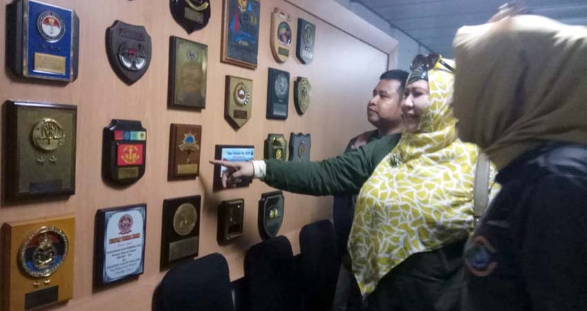 Ketua Komisi II DPRD Banyuwangi Siti Mafricatun Nikmah saat meninjau KRI Surabaya 591, Minggu (8/12/2019) siang. (tut)