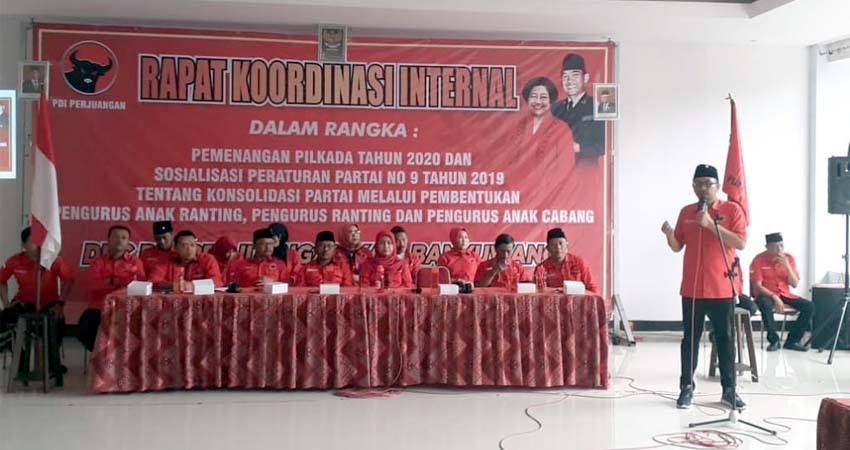 Ketua DPC PDI Perjuangan Banyuwangi, I Made Cahyana Negara saat memberi sambutan di acara Rakor PDI Perjuangan, bertempat di aula hotel Surya Jajag, Kamis (26/12/2019) siang. (tut)