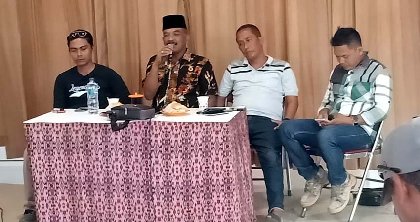 Kades Karangharjo, Miskawi (pakai kopiah dan baju batik) saat foto bersama dengan Grup Awal Kaget, bertempat di rumah makan Pia Glenmore, Kamis (26/12/2019) siang. (git)