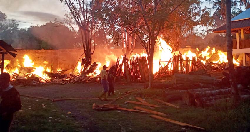 Gudang Kayu dan Mebel di Banyuwangi Terbakar