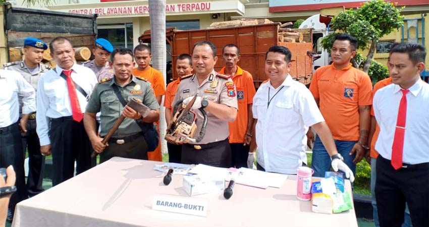 Kapolresta Banyuwangi Kombes Pol Arman Asmara Syarifuddin saat menggelar pers realese pengungkapan kasus pencurian kayu jati, bertempat di Mapolresta Banyuwangi, Senin (06/01/2020) siang. (ras)