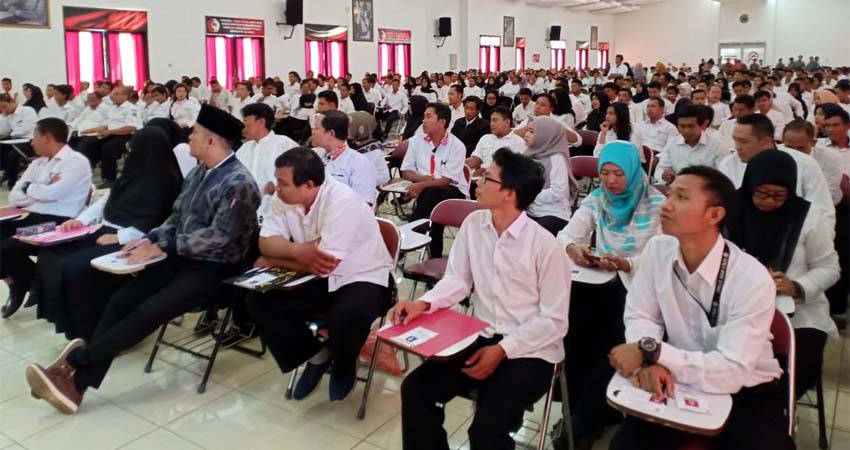 Peserta calon anggota PPK saat mengikuti tes tulis, bertempat di aula Untag Banyuwangi, Kamis (30/01/2020) siang. (ras)