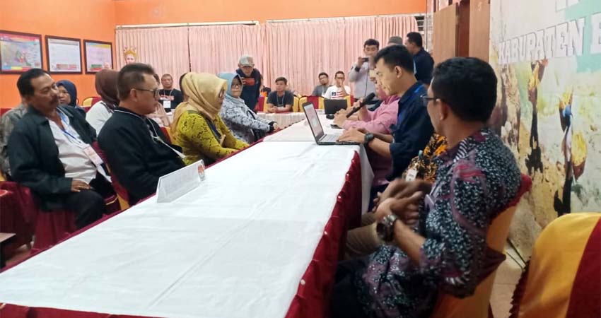 Bapaslon Satiyem - Sunaryanto saat menyerahkan dukungan ke Komisioner KPU Banyuwangi, Minggu (23/02/2020) malam. (ist)