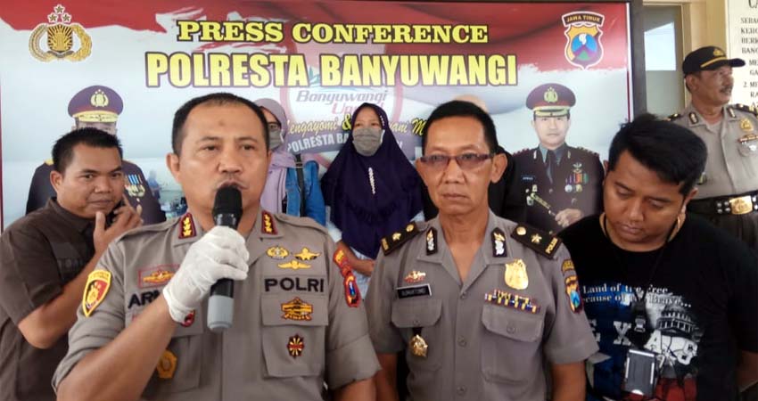 Kapolresta Banyuwangi Kombes Pol Arman Asmara Syarifuddin saat press conference terkait dugaan penyebaran berita bohong, bertempat di Mapolresta Banyuwangi, Selasa (25/02/2020) siang. (ras)