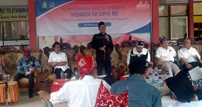 Wakil ketua Komisi IV DPR RI, Hasan Aminuddin saat memberi sambutan dihadapan masyarakat Dusun Pancer, Desa Sumberagung, Kecamatan Pesanggaran, Kamis (20/02/2020) sore. (ist)