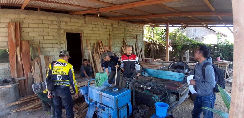 Aparat Gabungan dari Polsek Bangorejo dan karyawan Perhatian RPH Gaul, Grajagan saat mengamankan barang bukti kayu jati milik Nur Sujoko, warga Dusun Sumberjambe, Desa Temurejo, Kecamatan Bangorejo yang diduga tidak memiliki dokumen. (ist)