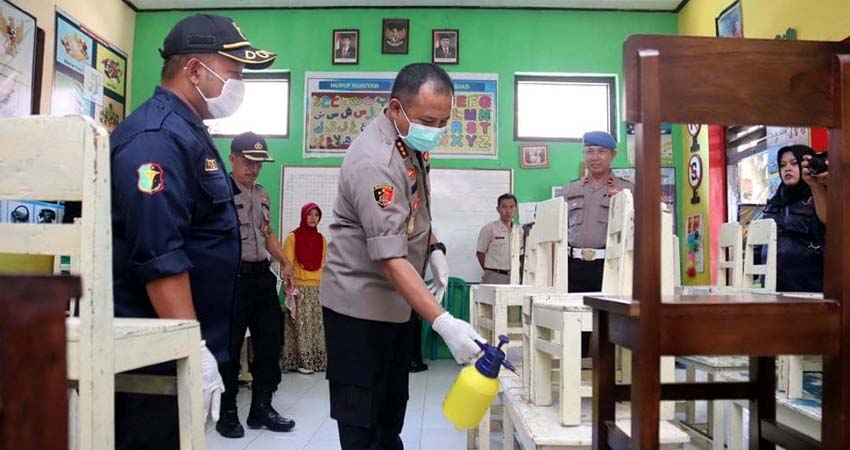 Kapolresta Banyuwangi Kombes Pol Arman Asmara Syarifuddin saat menyemprot Disinfektan di TK Kemala Bhayangkari 36 Rogojampi, Rabu (18/03/2020) siang