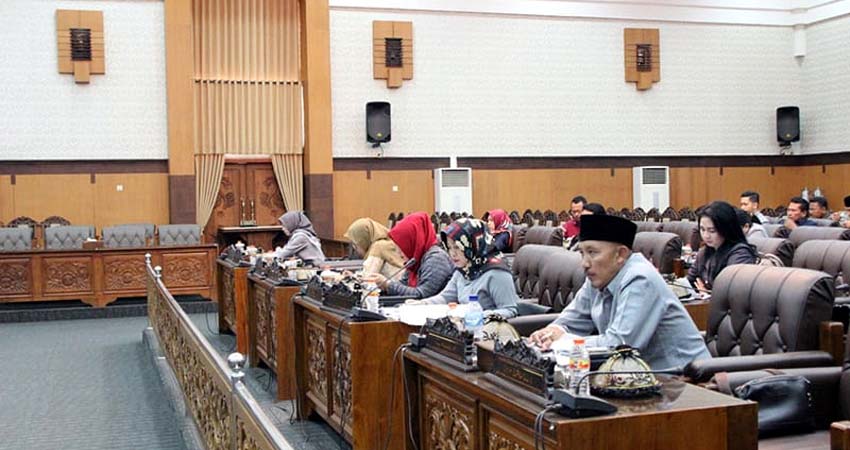 Anggota DPRD Banyuwangi saat menggelar Paripurna Internal. (dok)