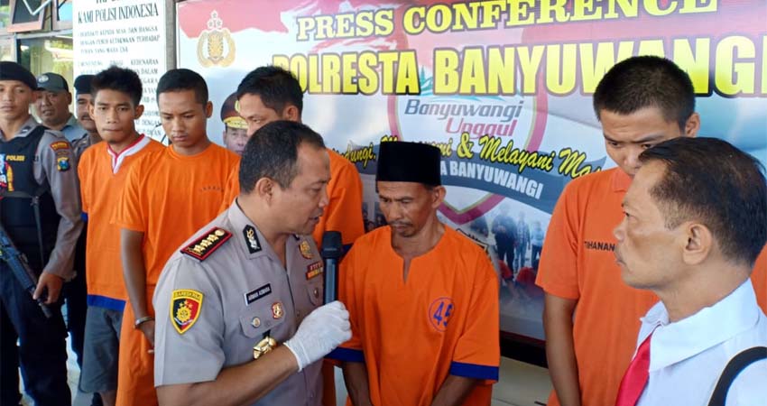 Kapolresta Banyuwangi Kombes Pol Arman Asmara Syarifuddin saat menggelar pers Conference terkait pengungkapan 7 kasus persetubuhan selama 31 Desember 2019 hingga 24 Februari 2020, bertempat di Mapolresta Banyuwangi, Senin (02/03/2020) siang. (ras)