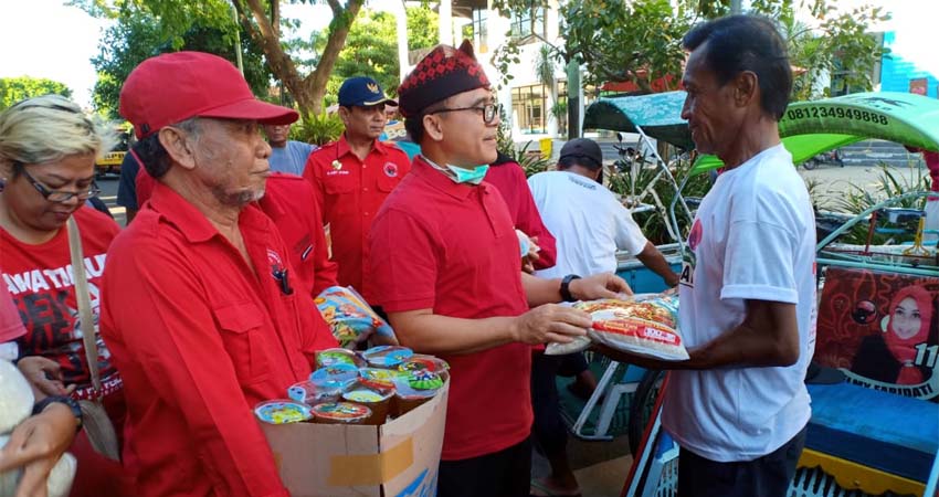 Bupati Banyuwangi Abdullah Azwar Anas yang juga kader PDI Perjuangan saat melakukan penyemprotan disinfektan dan memberikan jaring pengaman ekonomi bagi pekerja berpenghasilan rendah, bertempat di pasar Blambangan, Sabtu (21/03/2020) pagi. (ist)