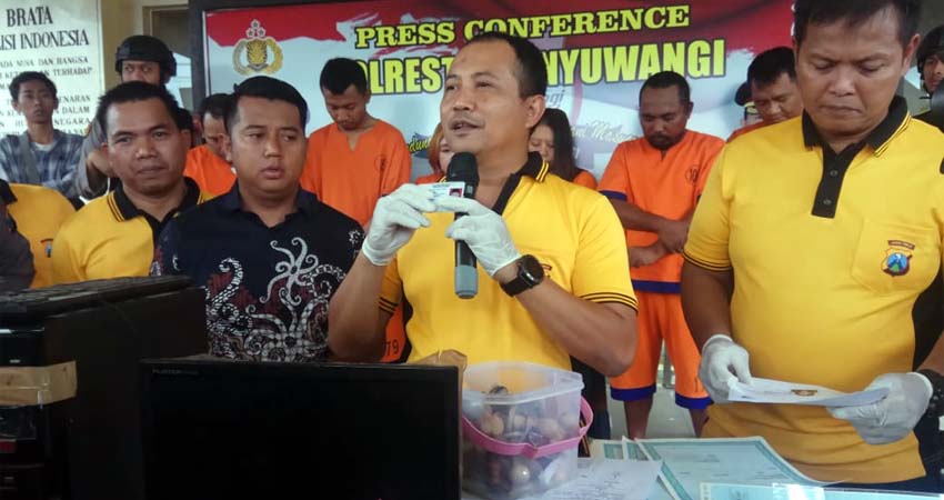 Kapolresta Banyuwangi Kombes Pol Arman Asmara Syarifuddin ketika press Conference pengungkapan kasus sindikat pembuat KTP Palsu, bertempat di Mapolresta Banyuwangi, Jumat (06/03/2020) siang. (tut)