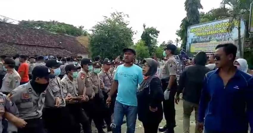 Polresta Banyuwangi Bubarkan Kerumunan Massa Hadang Kendaraan