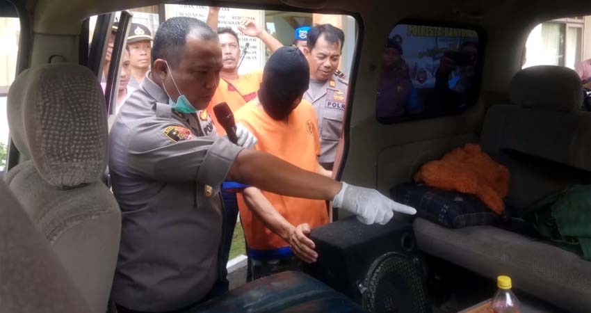 Kapolresta Banyuwangi Kombes Pol Arman Asmara Syarifuddin saat menggelar pers Conference pengungkapan kasus bensin oplosan, bertempat di Mapolresta Banyuwangi, Sabtu (21/03/2020) siang. (ras)