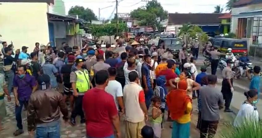 Ramai Antisipasi Corona, Warga di Banyuwangi Aksi Berkerumun Hadang Kendaraan