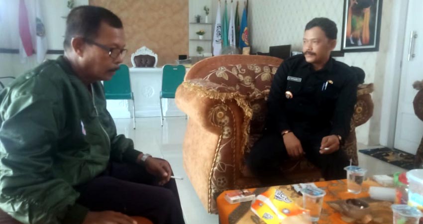 Koordinator FABPAD, Sampir Riyanto saat menemui Kades Kebaman Alif Burhanuddin, bertempat di ruang Kades Kebaman Alif Burhanuddin, Selasa (10/03/2020) siang. (tut)