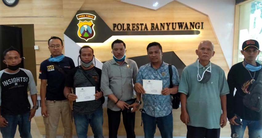 Anggota Forum Wartawan dan Lembaga (Formiga) usai memberikan surat desakan kepada Polresta Banyuwangi ager mengusut kasus kerusuhan di Desa Sumberagung. (ras)