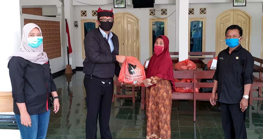 Ketua DPC PDI Perjuangan Banyuwangi, I Made Cahyana Negara saat menyerahkan bantuan di Dusun Parastembok, Desa Jambewangi, Kecamatan Sempu, Selasa (21/4/2020) siang. (ist)