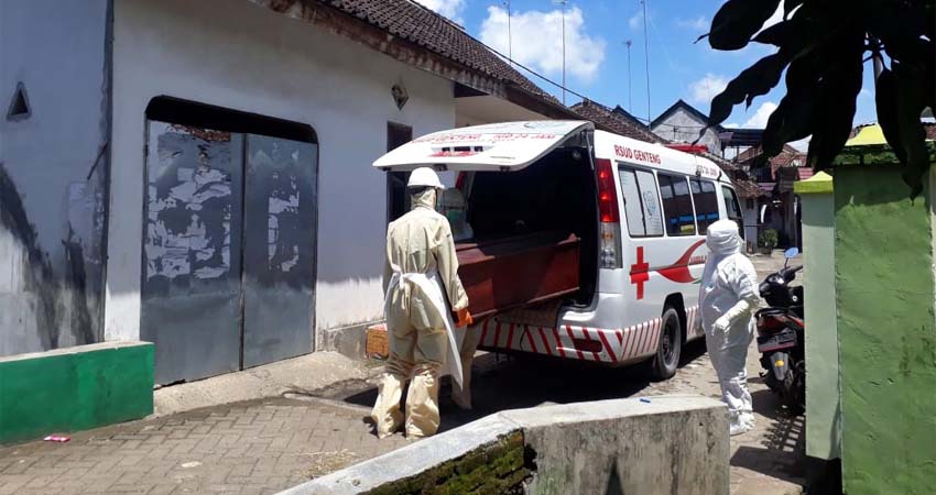 Pemakaman jenasah terinfeksi Covid-19, warga Desa Kembiritan, Kecamatan Genteng. (ist)