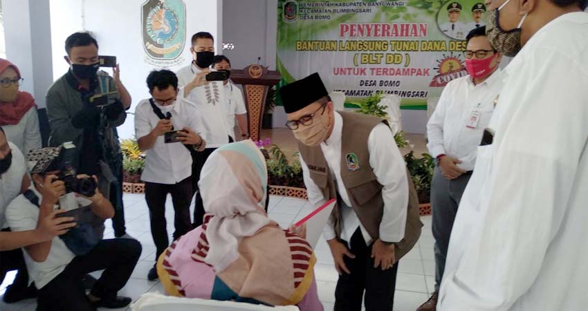 Desa Bomo Serahkan BLT DD dan Ratusan Sembako kepada Masyarakat