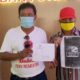 Ketua PAC PDI-P Kecamatan Glagah, Eko Soekartono (pakai topi merah) bersama Nanang Cemenk usai melaporkan Sumahmo di Mapolresta Banyuwangi, Kamis (28/5/2020) siang. (ist)